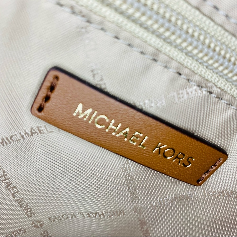 NEW! Michael Kors Vanilla MK Signature Large Carmen Logo Tote - Picture 12 of 13